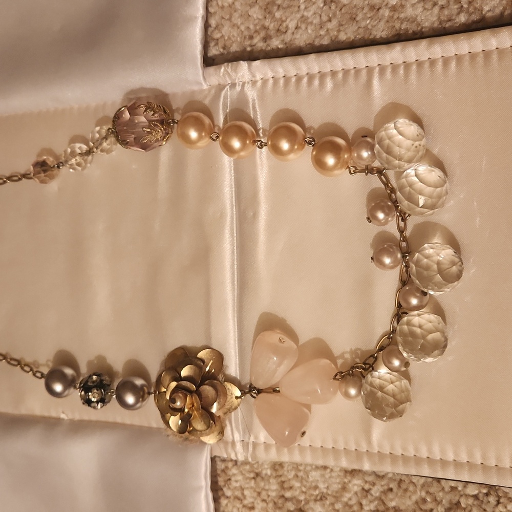 Flowers and crystals necklace